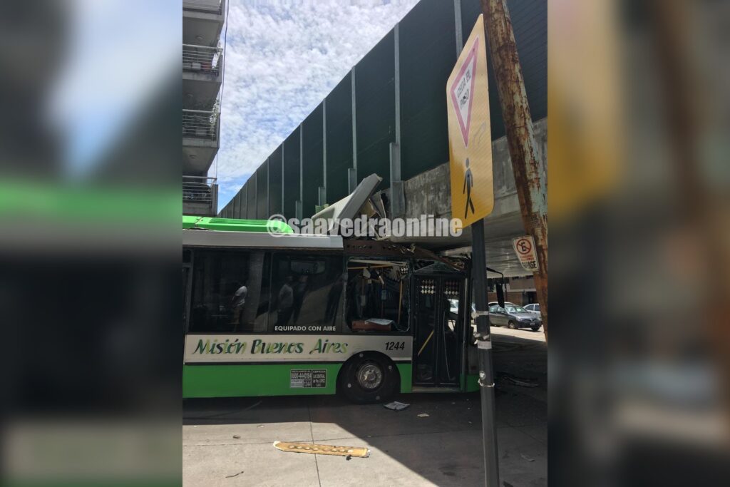 Un interno de la Línea 114 chocó el viaducto del tren Mitre, a la altura de Roosevelt
