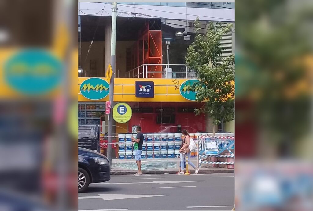 Saltaron los cristales de un local de Monroe y Triunvirato