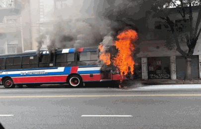 Se incendió un colectivo en plena avenida Nazca