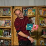 Miguel Fo presenta cuentos al aire libre frente a la Biblioteca de la estación Coghlan