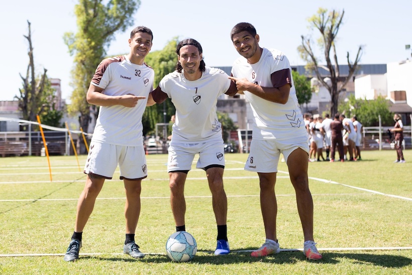 En Saavedra, hinchas de Platense alentaron al plantel de cara al partido con Ferro
