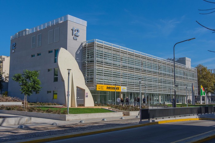 Día de los Derechos Humanos: colocan afiches en defensa de la Educación en la Sede Comunal 12