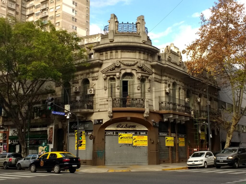 Billinghurst y Corrientes: cerró La Aurora del Tango y venden el edificio histórico como terreno