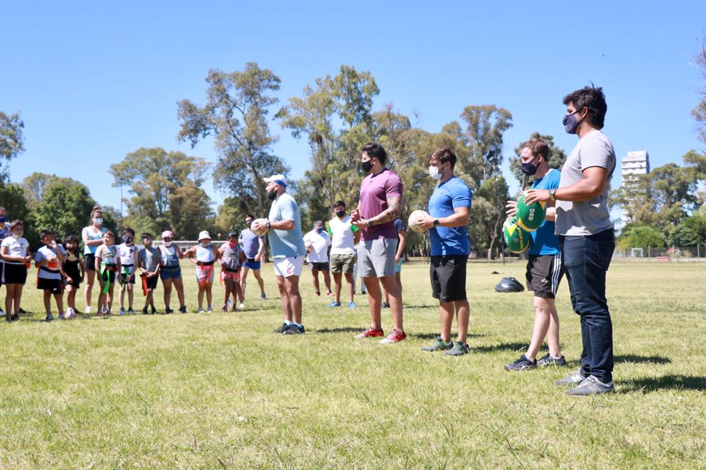 El ex Puma “Pato” Albacete dio una clínica de rugby en la colonia del Parque Sarmiento