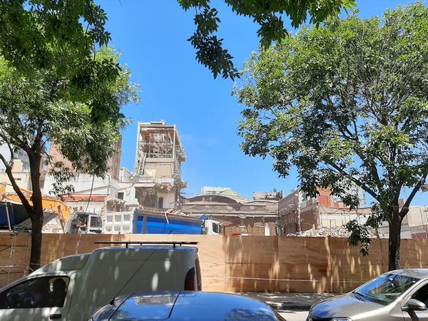 Demuelen el ex edificio de Canal 11: quejas de vecinos por ruidos y suciedad