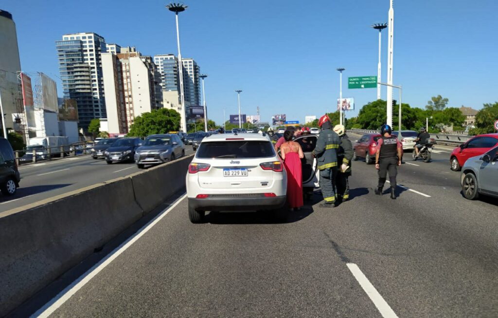 Av. General Paz y Del Libertador: un auto particular chocó contra el guardarrail y el conductor resultó herido