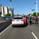 Av. General Paz y Del Libertador: un auto particular chocó contra el guardarrail y el conductor resultó herido
