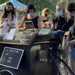 Libros de regalo en bici carrito:  la propuesta para intercambiar y títulos en la Plaza Zapiola