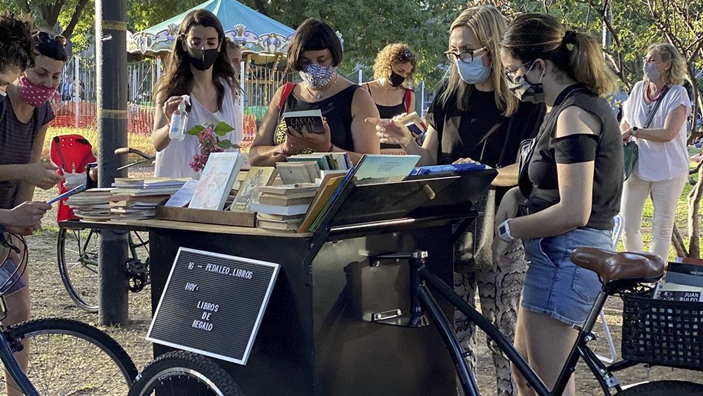 Libros de regalo en bici carrito:  la propuesta para intercambiar y títulos en la Plaza Zapiola