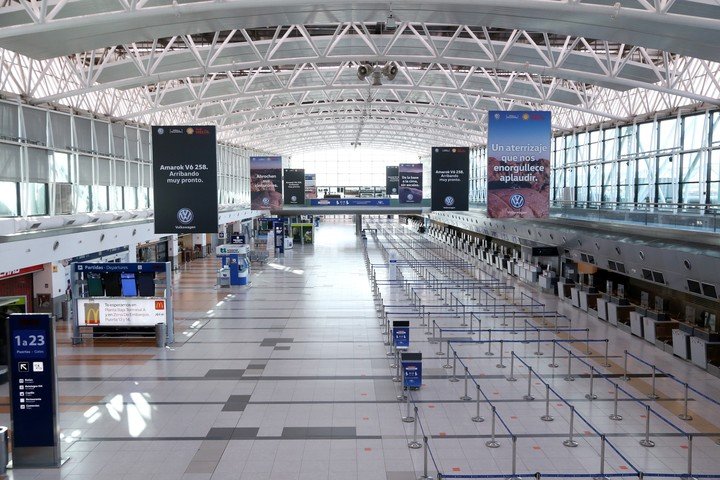 Estudian cancelar los vuelos internacionales del aeropuerto de Ezeiza