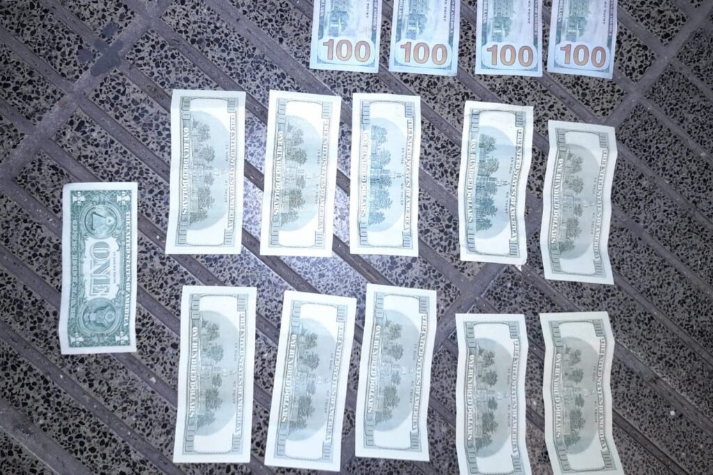 Detuvieron en Núñez a una mujer que intentó comprar un celular con dólares falsos