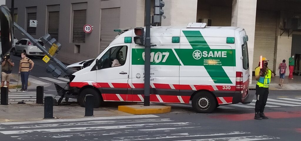 Una ambulancia del SAME que trasladaba a un paciente chocó contra dos semáforos en el Bajo porteño