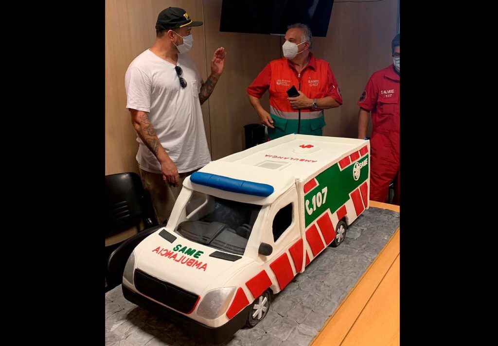 Por su cumpleaños, agasajaron a Alberto Crescenti con una torta con forma de ambulancia del SAME
