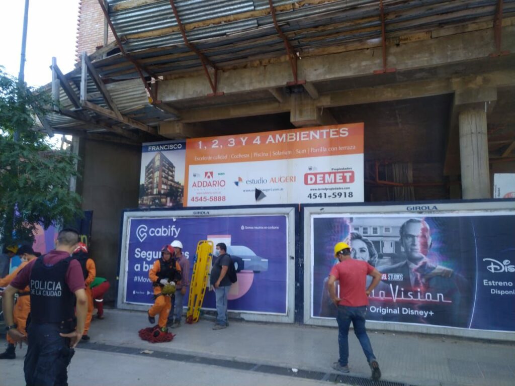 Un obrero cayó de un piso a otro en el edificio en construcción de Tronador y Balbín