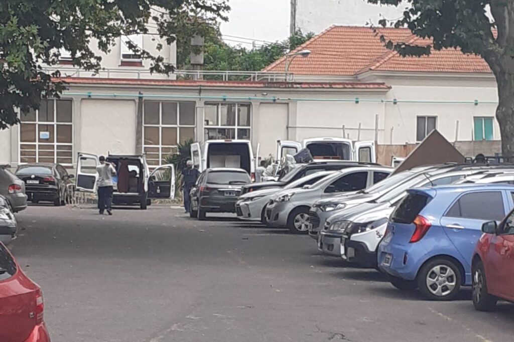 Protesta en la puerta del Jardín del Ramos Mejía ante el traslado de objetos ordenado por el Gobierno porteño