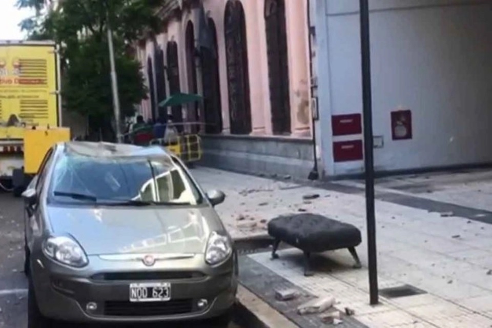 Se cayó mampostería al lado de un centro de testeo en Balvanera