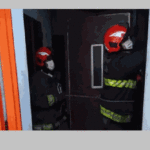 Bomberos rescatan a hombre que cayó 8 pisos por el hueco del ascensor