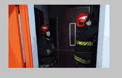 Bomberos rescatan a hombre que cayó 8 pisos por el hueco del ascensor