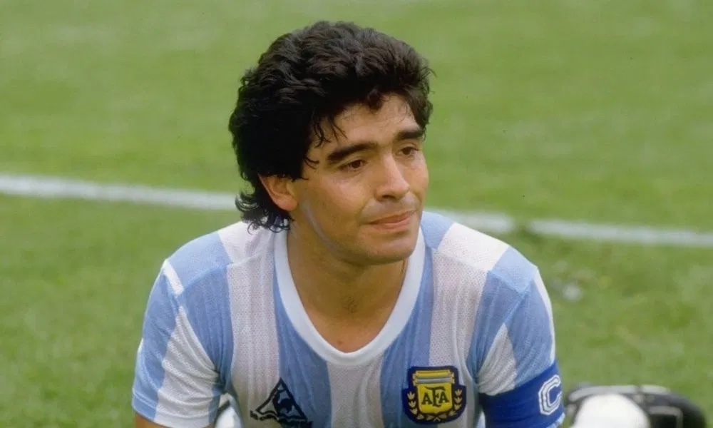La vecina artista Silvia Spelzini pintará un mural de Diego Maradona frente a “La Esquina del Rock” de la Comuna 12