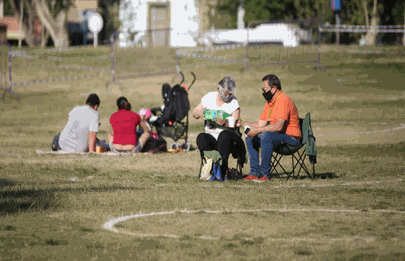 Coronavirus: Un informe relaciona el aumento de casos con las aglomeraciones que se generan en espacios verdes