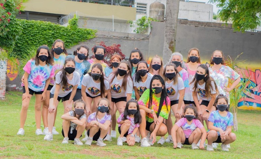 Se enamoró del baile en un club de Saavedra, estudió en Broadway y hoy da clases en los parques del barrio