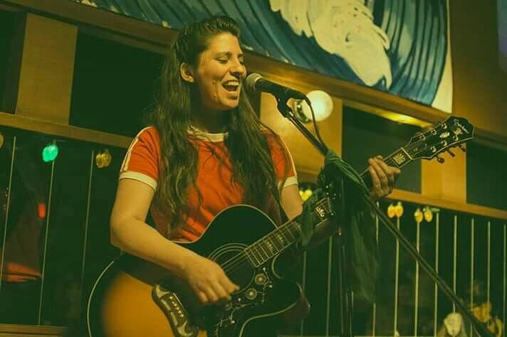 De los escenarios al verde: la vecina y guitarrista Lu Martínez se reinventa y da clases en Parque Saavedra
