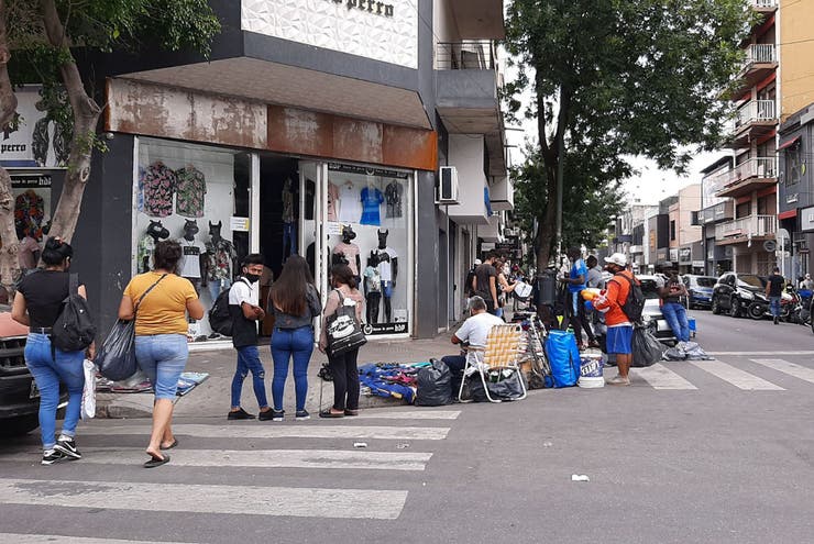 Ciudad desaloja a 2.000 manteros en el barrio de Flores