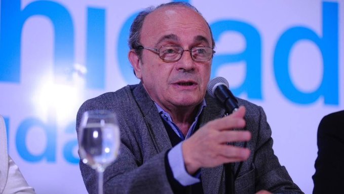 Amenazaron de muerte e intentaron golpear a Leopoldo Moreau en un bar frente al Congreso