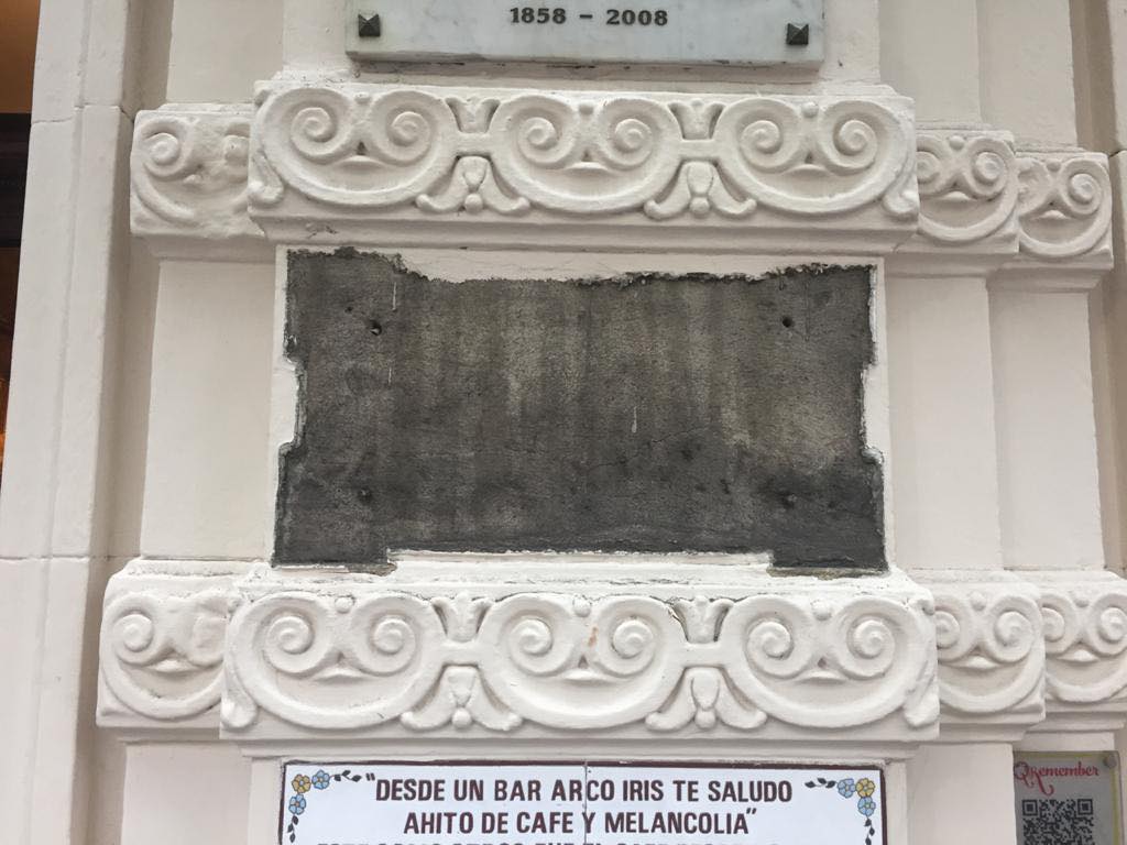 Hurtaron la placa fundamental del Café Tortoni: “El dolor que nos provoca es inmenso”