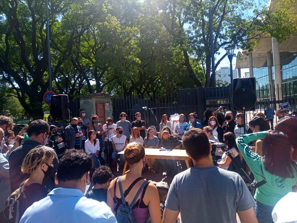 Frente a la Jefatura de Gobierno de la Ciudad, familias y educadores pidieron “un retorno seguro a la presencialidad en las escuelas”