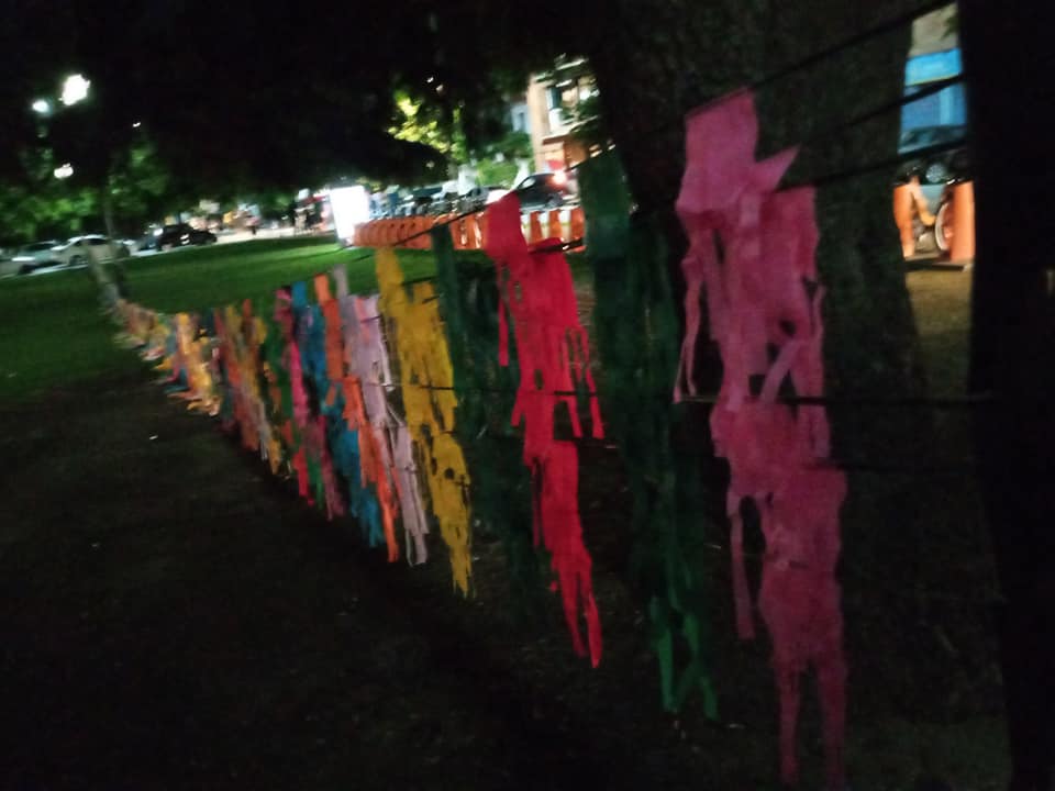 Las murgas cuelgan banderines en Saavedra para mantener vivo el espíritu del carnaval