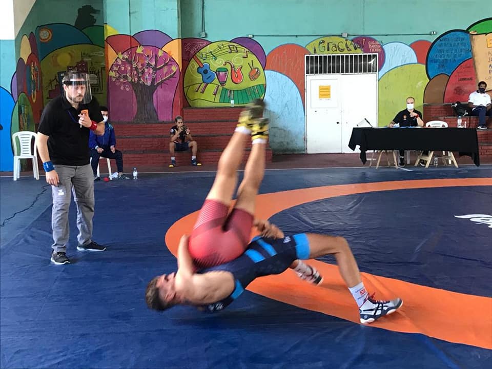Torneo de lucha libre en el Polideportivo Martín Fierro
