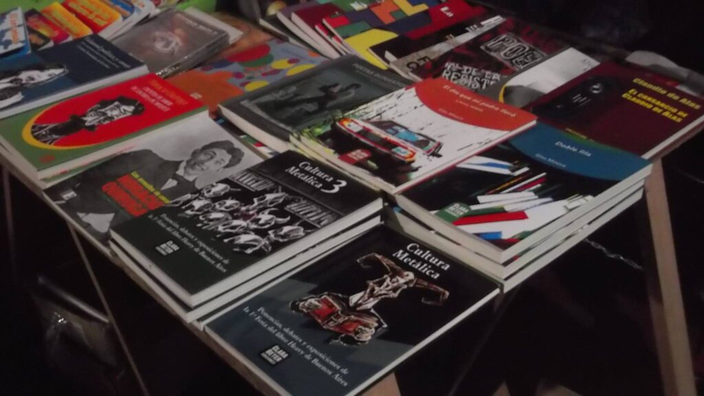Del Heavy Metal a la poesía de Boedo, la editorial Clara Beter estará en el Libro Móvil de Plaza Echeverría
