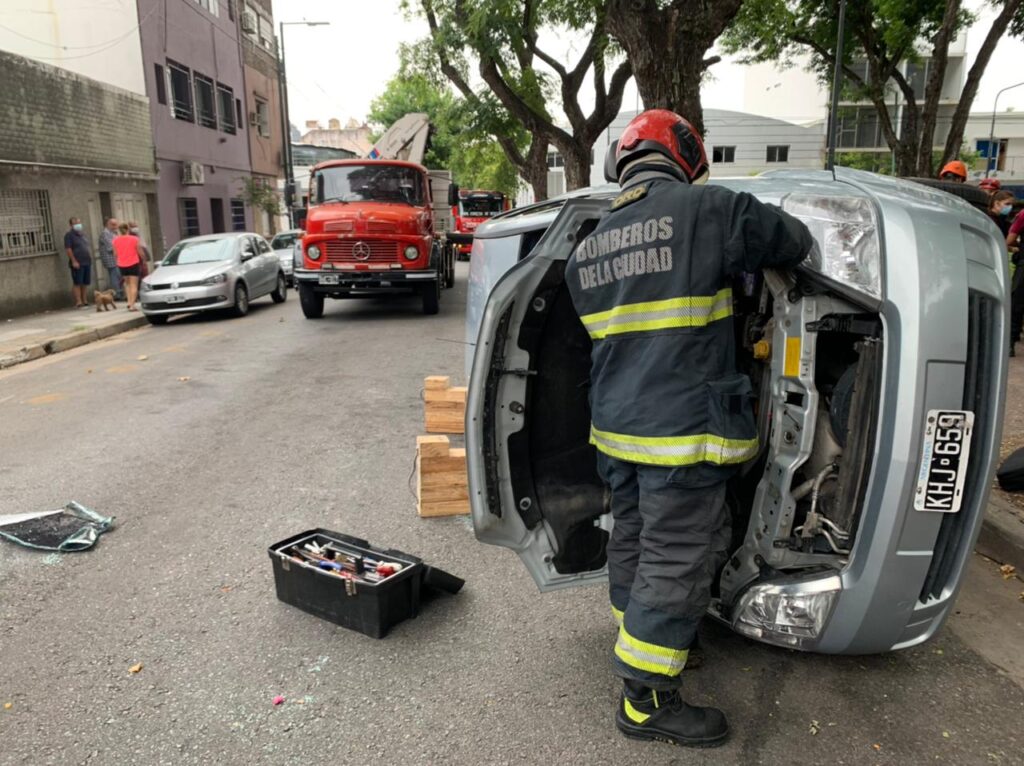Un auto chocó contra un camión y volcó en Cramer y Arias