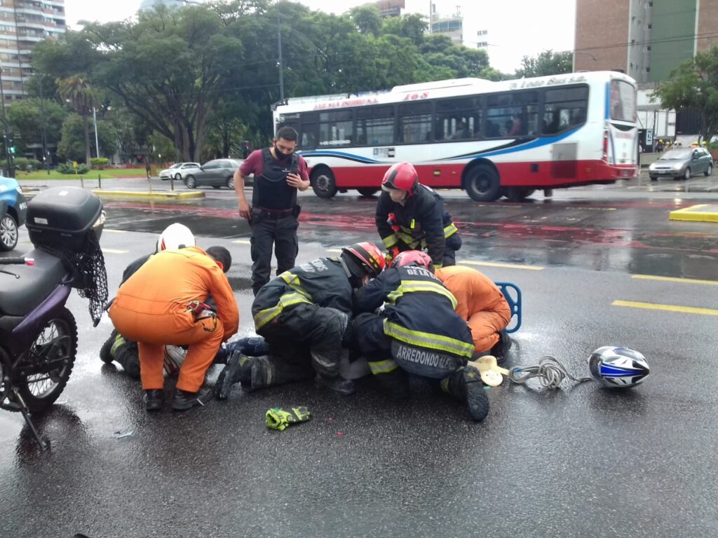 Una motociclista se resbaló en García del Río y Cabildo: fue trasladada al Pirovano