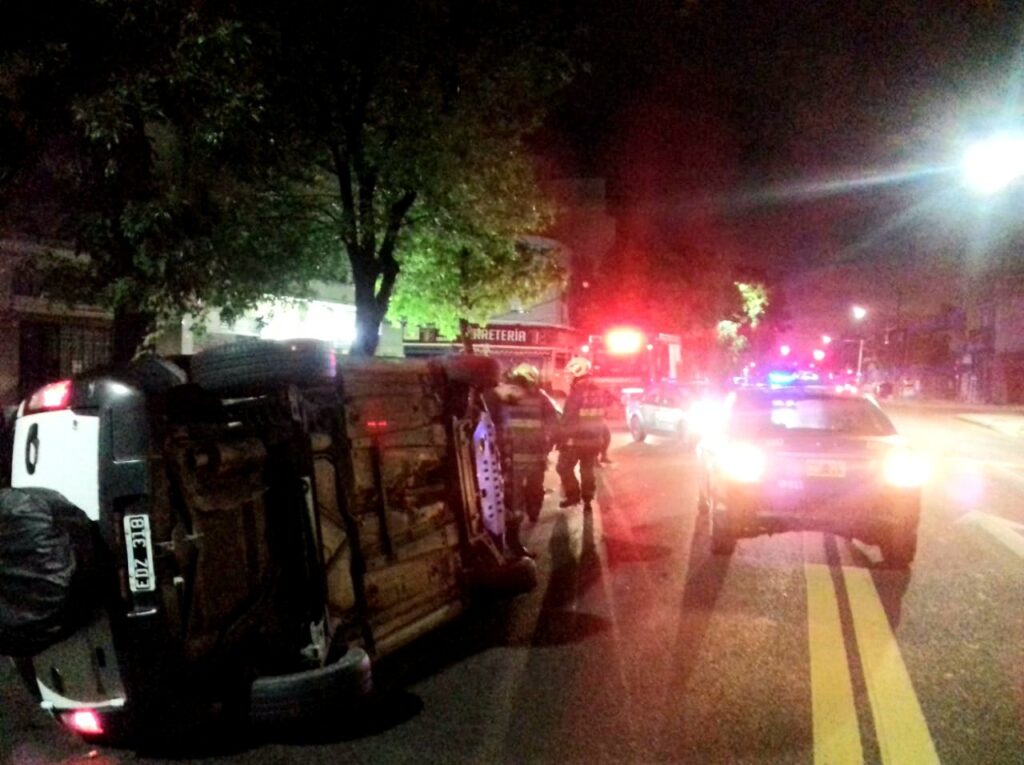 Un conductor chocó a dos autos estacionados y volcó en Villa Urquiza