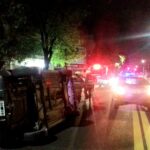 Un conductor chocó a dos autos estacionados y volcó en Villa Urquiza