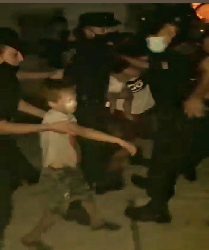 Retiro: repudian la detención de una mujer que dormía con sus hijos en un edificio abandonado