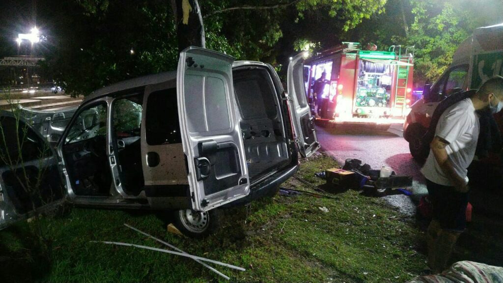 Dos heridos en una camioneta que chocó contra un árbol en la colectora de General Paz y Miller