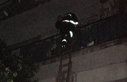 Rescatan a tres niños encerrados en departamento de Flores