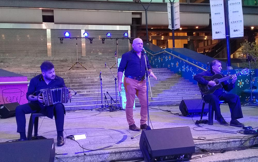 Golpeado por la pandemia; sostenido por su talento y la solidaridad