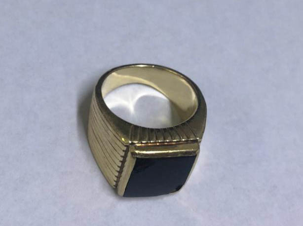 Belgrano: familiares del enfermero prófugo entregaron el anillo de Carlos Menen