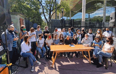 Conferencia de prensa de la comunidad educativa en la puerta de la Jefatura de gobierno