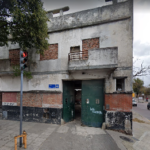 Vecinos de un complejo habitacional piden ayuda para volver a clases