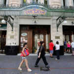 Denuncian el robo de la placa fundacional de bronce del Café Tortoni