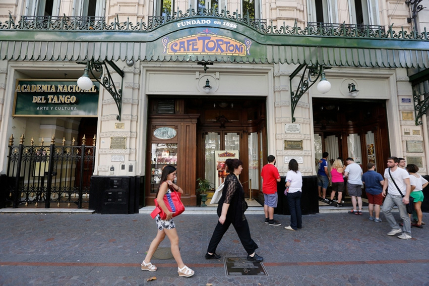 Denuncian el robo de la placa fundacional de bronce del Café Tortoni