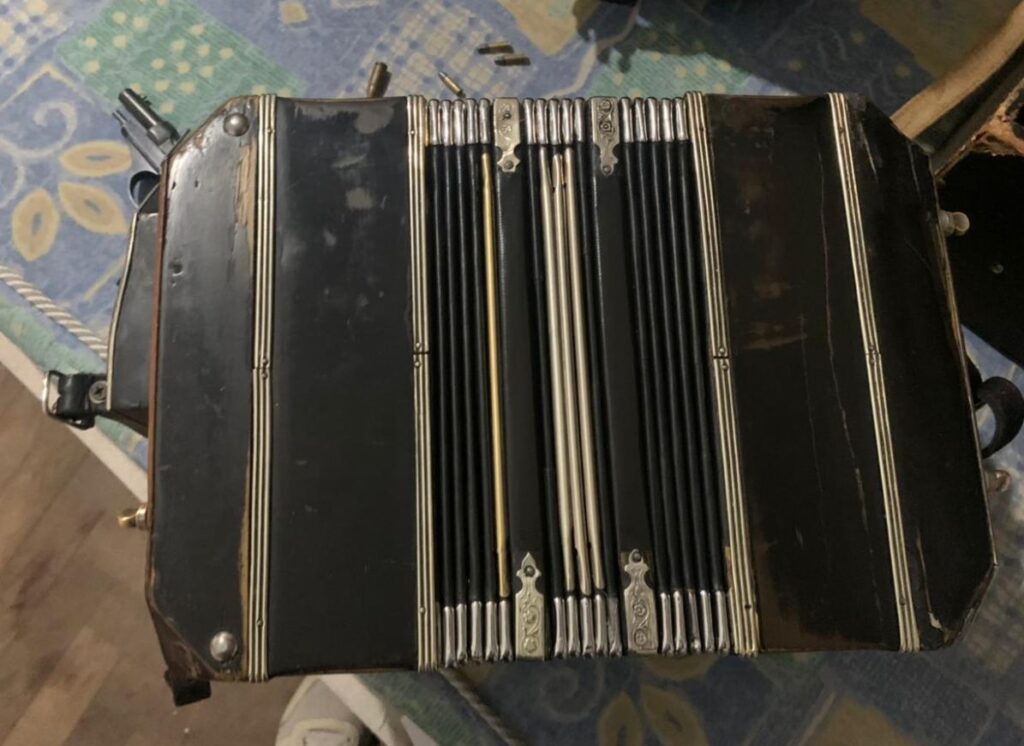 Recuperan un bandoneón AA robado durante un asalto en el barrio de Vélez Sarsfield