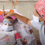 En el Garrahan maquillan a niñas y niños en la Unidad de Quemados y estimulan su recuperación