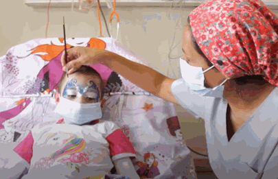 En el Garrahan maquillan a niñas y niños en la Unidad de Quemados y estimulan su recuperación