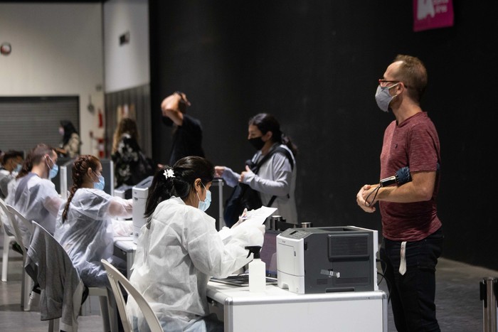 Testearon a más de 4.800 docentes y trabajadores de escuelas y hubo 21 positivos